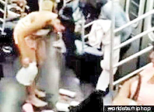 Hàng trăm hành khách trên tàu điện ngầm ở New York sốc nặng khi thấy một cô gái thản nhiên tắm rửa ngay trên tàu.
